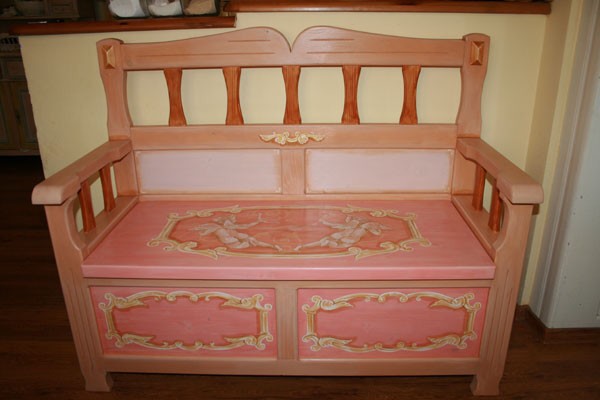 Ručne maľovaná ružová lavica