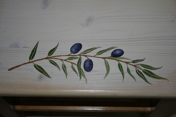 Detail ručne maľovaného nábytku olivy