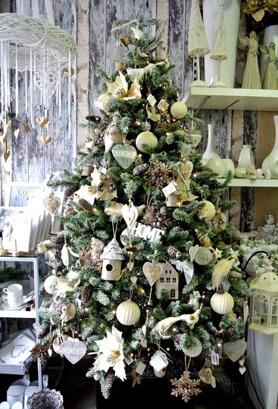 3D vianočný stromček a biele ozdoby