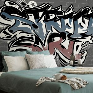 tapeta s tehlovou imitaciou a napisom street art